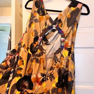 Sleeveless a- line dress with gorgeous key hole open back.  Has pockets!